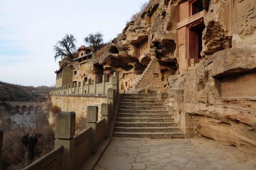 榆林悬空寺石窟位于西夏罗兀城遗址山崖上,地势险峻,风景秀丽.