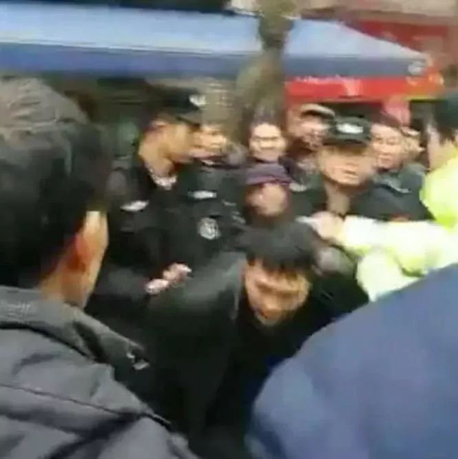 重庆交警执法被刺身亡 倒地前紧抓嫌疑人不放
