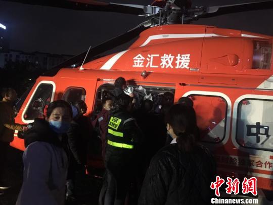 2月21日，江西空中救援队直升机到达南昌，救援队队员和医护人员将车祸受伤人员从直升机上转移至江西省人民医院。　周嘉宇 摄