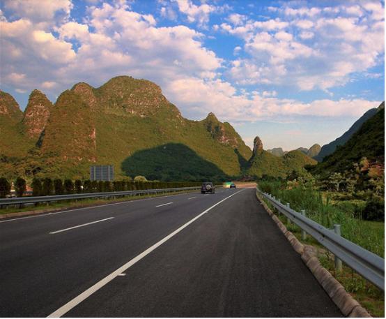 广西最美高速公路成世界网红,老外称之为"天堂之路"