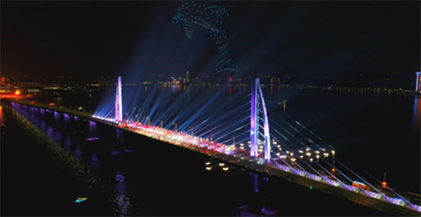 百度央视春晚秀技术 无人车队驶上港珠澳大桥