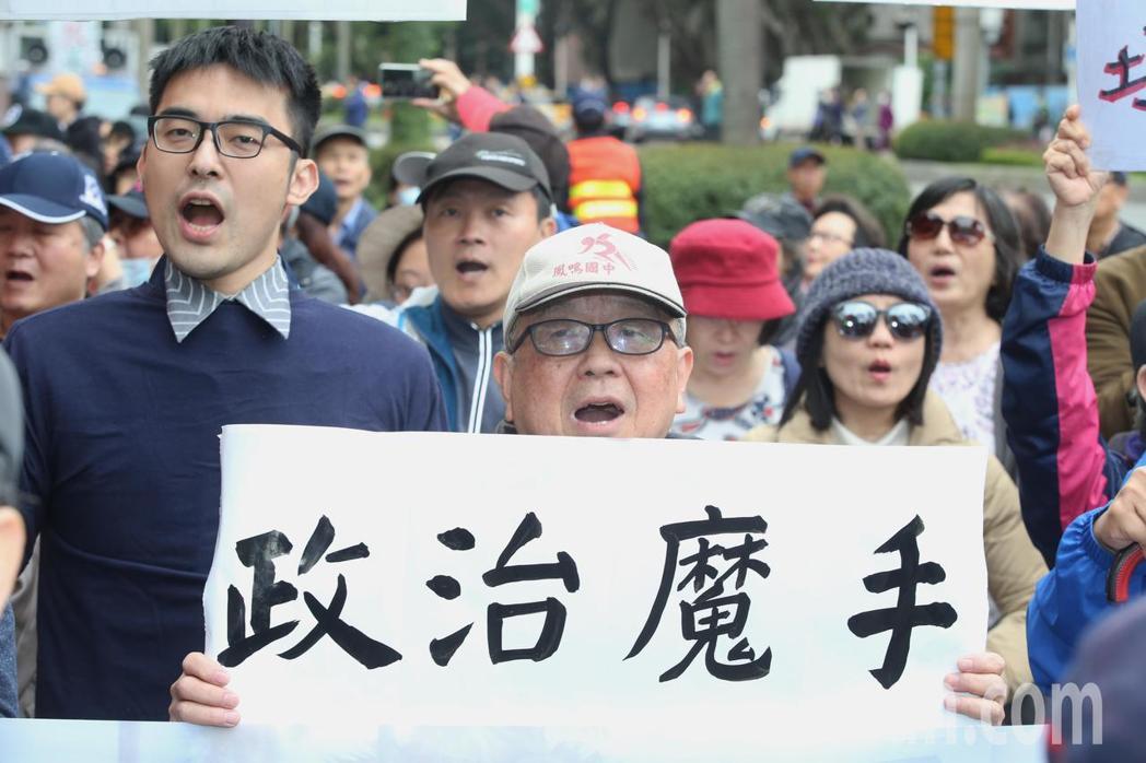 台大新校长遭绿营阻挠难上任台大师生上街给蔡"拜年"