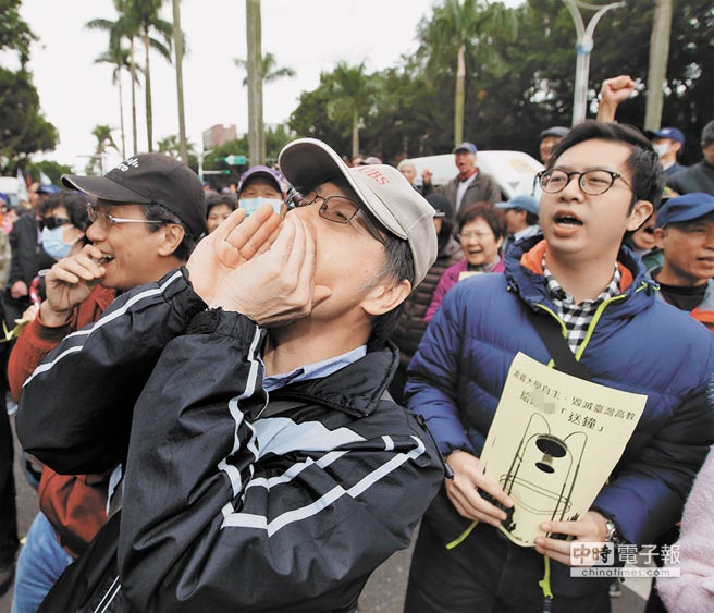 台大新校长遭绿营阻挠难就任台大师生上街给蔡"拜年"