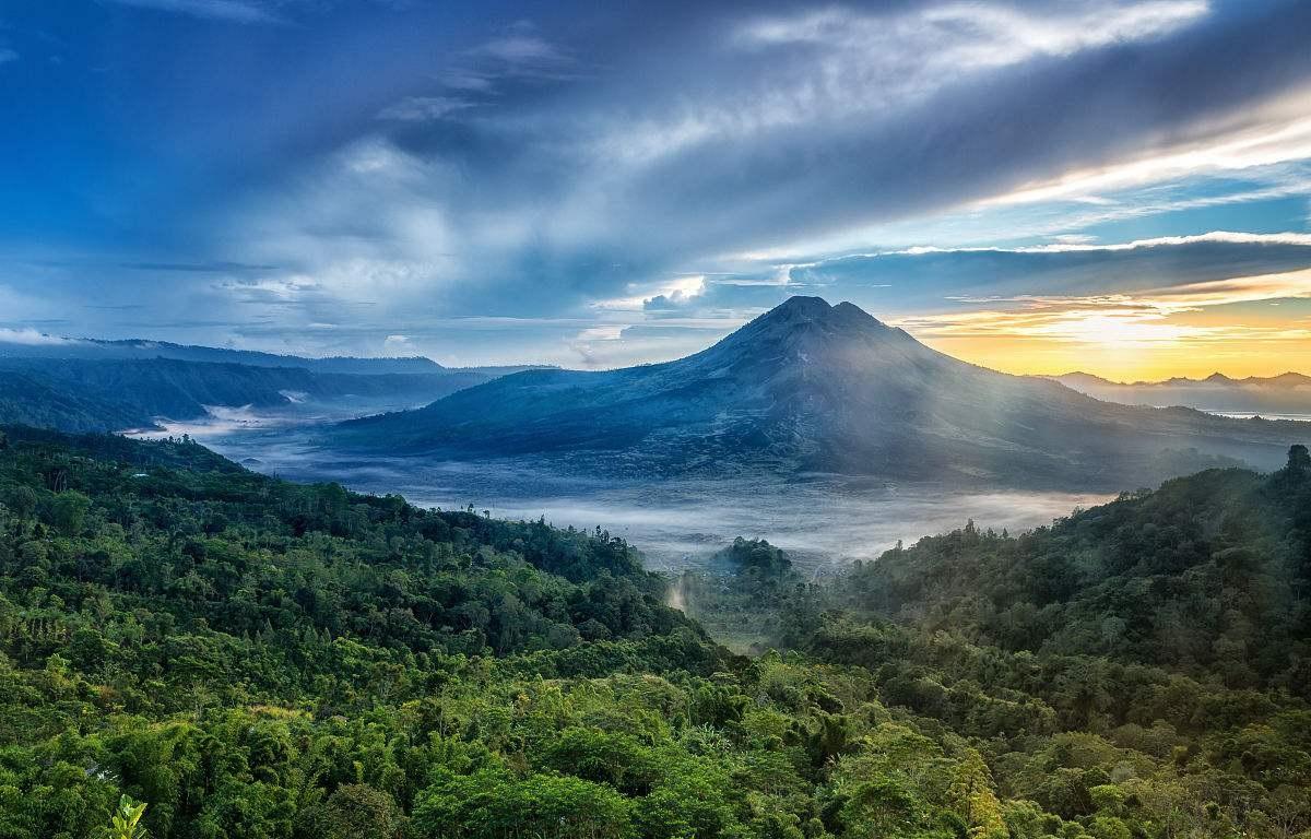 印尼三座火山同时喷发，千岛之国前景黯淡，何去何从?