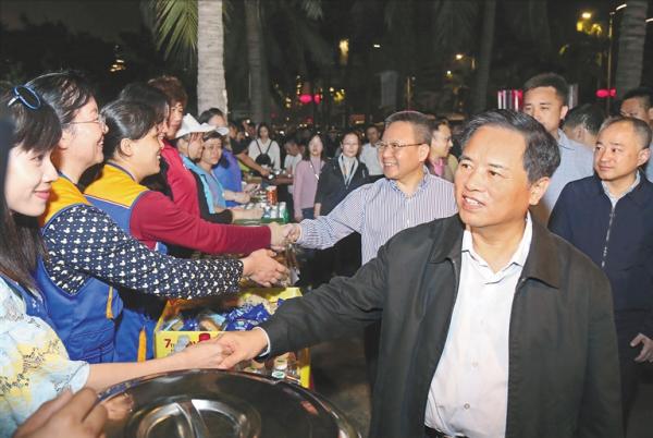 海南省委书记点赞过海车辆疏导工作者 看望滞留游客