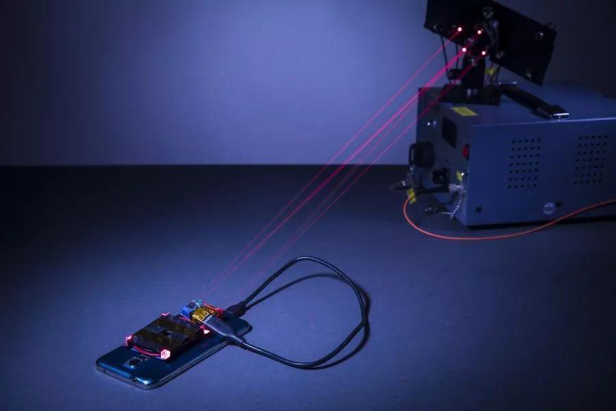 无线充电新方案：利用激光为智能手机“安全”充电