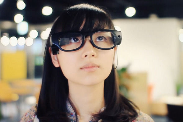这些智能眼镜能帮助视觉障碍人士将文字转化为语音