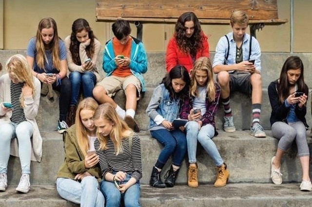 半数美国青少年玩手机上瘾，父母同样难以幸免