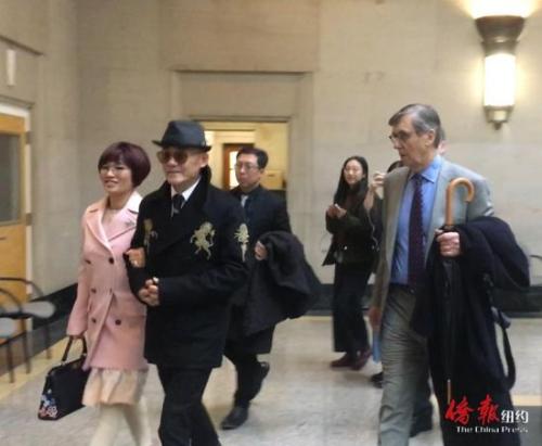 　周立波携妻子胡洁在辩护律师(右一)的陪同下进入法庭(美国《侨报》记者张晶摄)