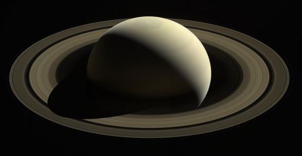 NASA科学家公布卡西尼号2017年拍摄的最佳图片集