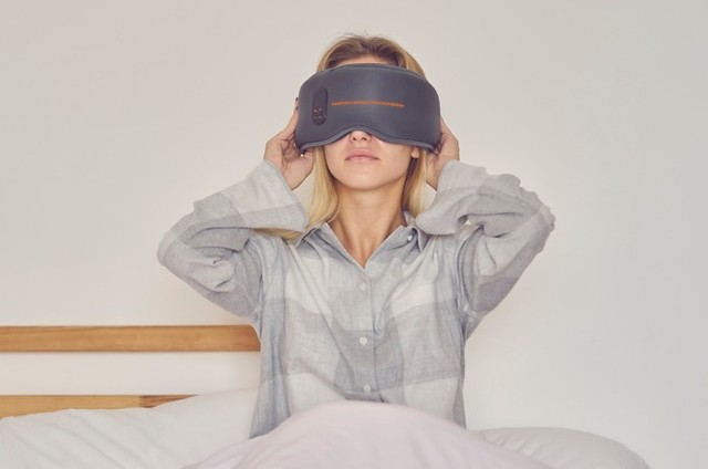 失眠救星！黑科技眼罩能催眠还能美容 