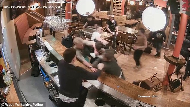 英国一酒吧20人斗殴场面激烈 警方定性为暴乱