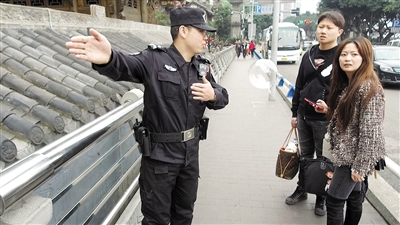 帮人找娃看车处理纠纷 旅游警察上岗11天“管得宽”