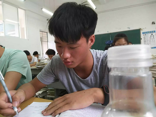 云南返乡大学生救火身亡:想留学 出事前刚办好