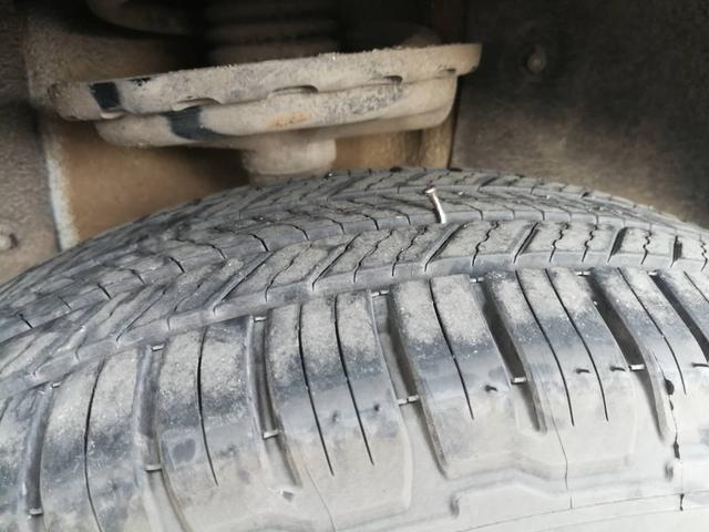 汽车轮胎被钉子扎了,该不该拔不拔？