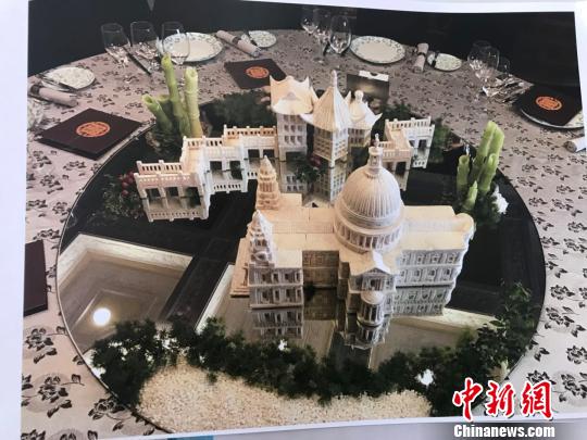 以“春色满园”为主题的荔芋雕塑作品。　王子涛 摄