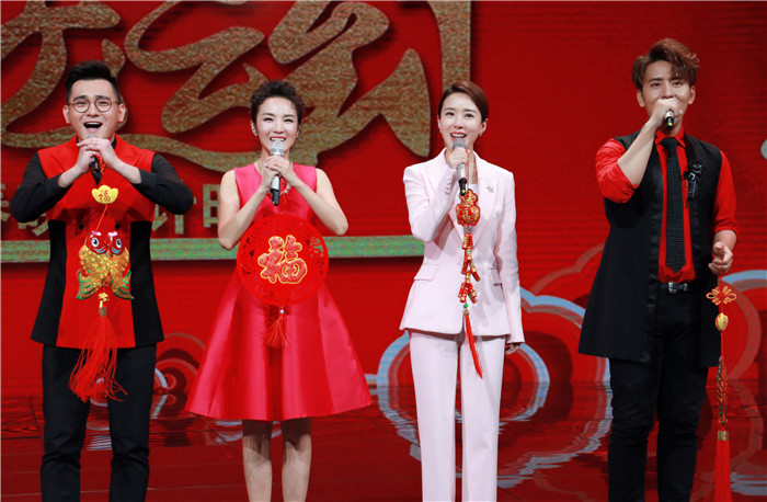 —著名演员颜丹晨作为主持人出现在央视春晚倒计时节目中,与全国