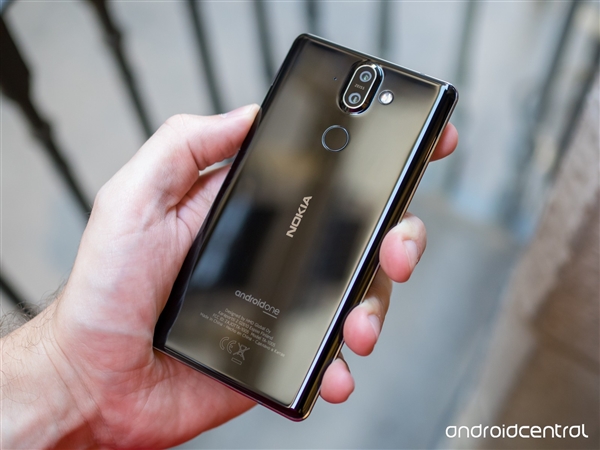 诺基亚8 Sirocco图赏:双曲面屏幕颜值不俗