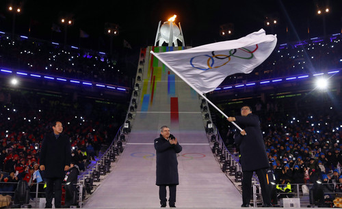 外媒：北京接过奥运会会旗 冬奥会正式进入“北京时间”