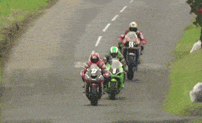 惊心动魄三十秒:男孩站在车尾盲区被碾压