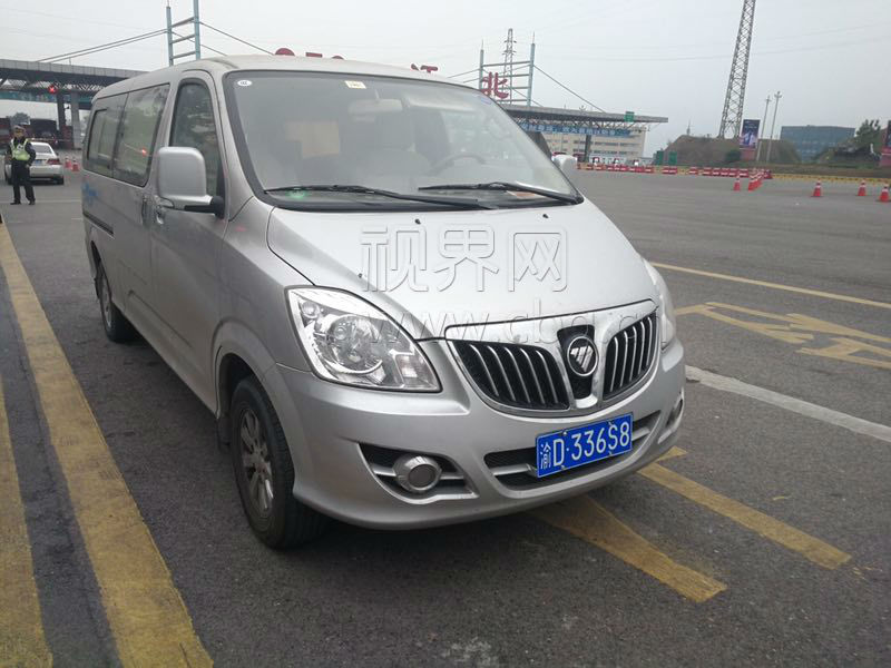 男子无牌驾驶 占用应急车道还超速