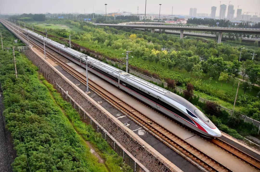 世事 | 时速400公里以上的智能高铁想试不?网友:中国高铁这是要起飞啊……