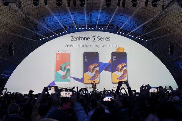 华硕ZenFone 5系列手机三线齐发，正式亮相MWC展会
