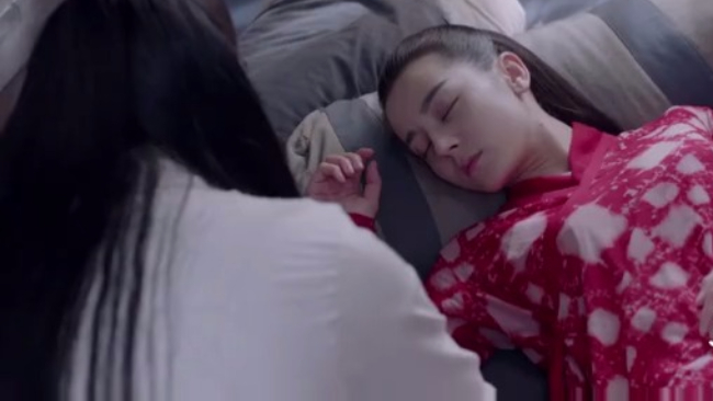 迪丽热巴的唤起床服务,从讲情话到贴心穿鞋,周