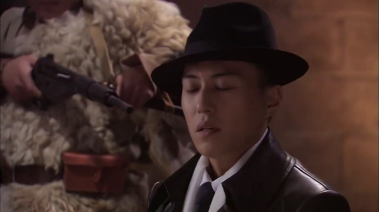 富豪独身一人和军火贩做交易,军火商出尔反尔