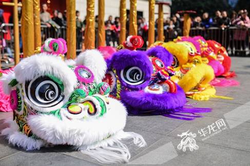 醒狮团带来精彩绝伦的舞狮表演.重庆时代广场供图,华龙网发