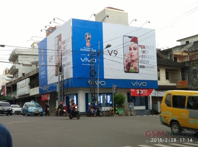 vivo V9广告牌现身印尼 竟是刘海屏设计