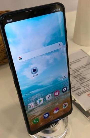 和指纹识别,机身左侧采用了分离式音量键和一枚物理按键,右侧也有一枚