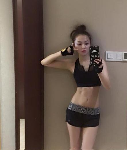 张韶涵直播分享减肥秘籍，她的腿却让网友看呆了