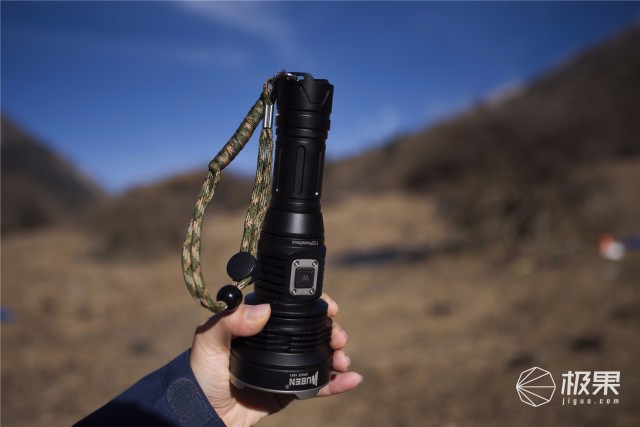 亮度堪比汽车大灯，防水长续航户外照明利器—务本T102强光手电筒评测