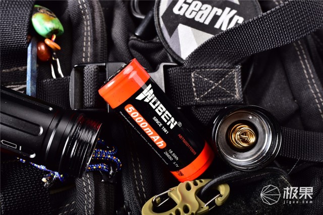 亮度堪比汽车大灯，防水长续航户外照明利器—务本T102强光手电筒评测
