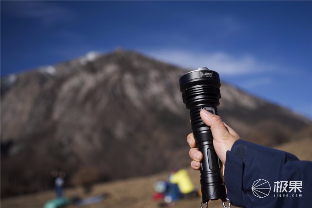 亮度堪比汽车大灯，防水长续航户外照明利器—务本T102强光手电筒评测