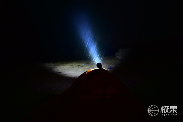 亮度堪比汽车大灯，防水长续航户外照明利器—务本T102强光手电筒评测