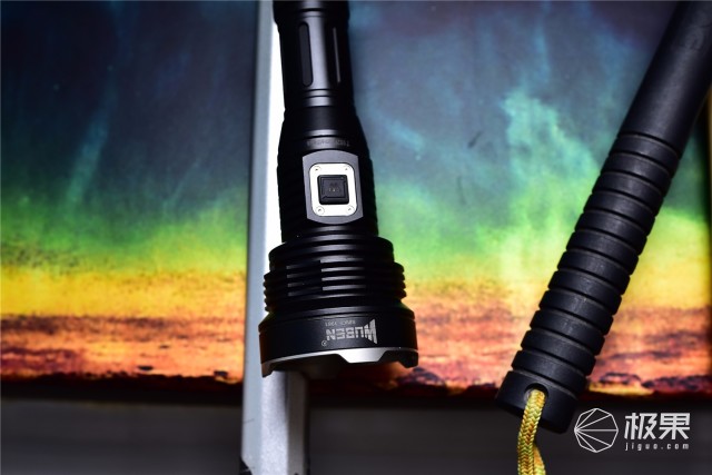 亮度堪比汽车大灯，防水长续航户外照明利器—务本T102强光手电筒评测