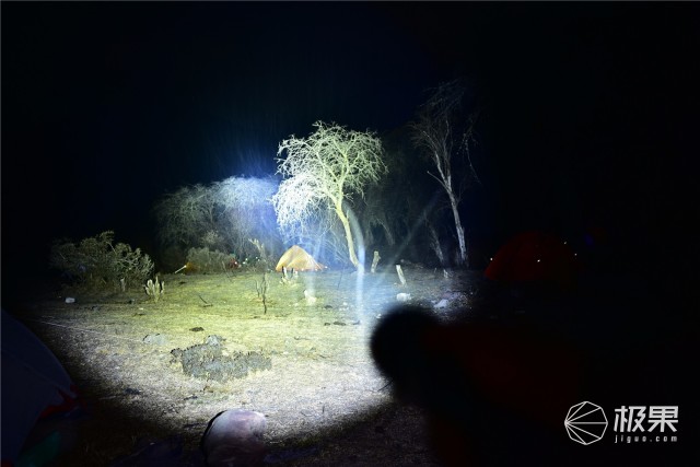 亮度堪比汽车大灯，防水长续航户外照明利器—务本T102强光手电筒评测