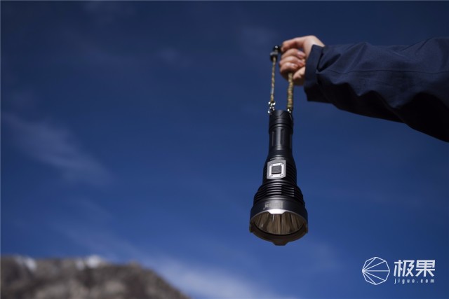 亮度堪比汽车大灯，防水长续航户外照明利器—务本T102强光手电筒评测