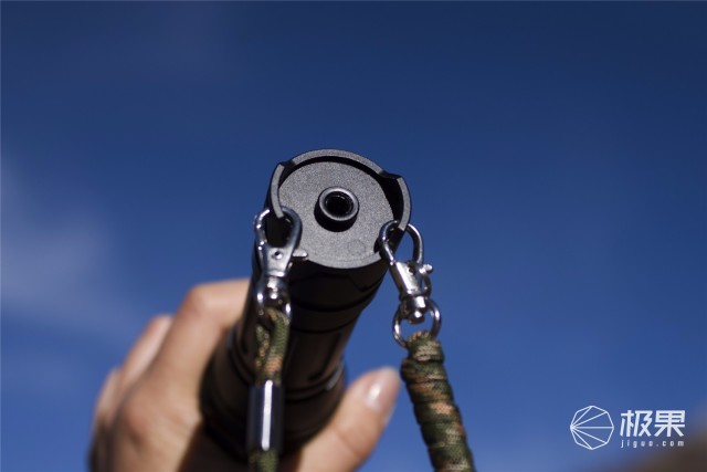 亮度堪比汽车大灯，防水长续航户外照明利器—务本T102强光手电筒评测