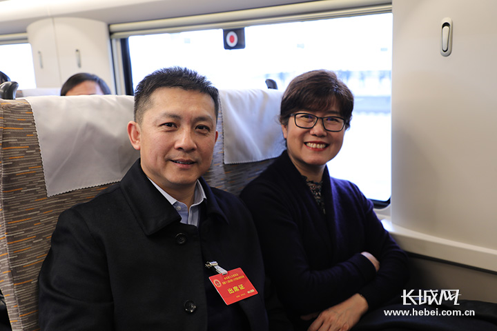 住冀全国人大代表集体乘坐G9062次高铁奔赴首