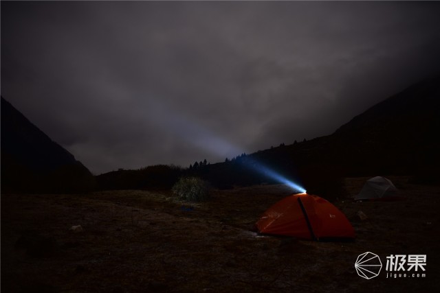 亮度堪比汽车大灯，防水长续航户外照明利器—务本T102强光手电筒评测