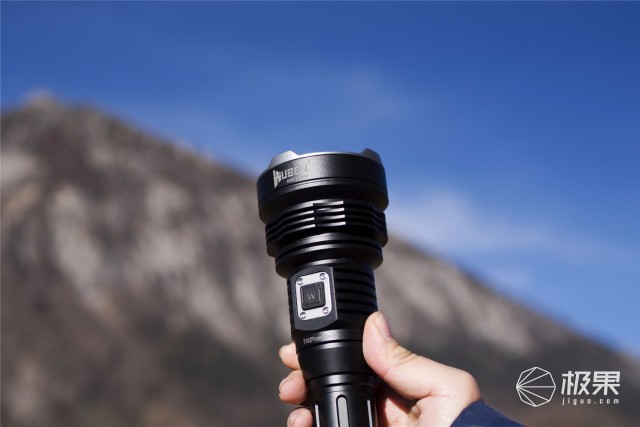 亮度堪比汽车大灯，防水长续航户外照明利器—务本T102强光手电筒评测