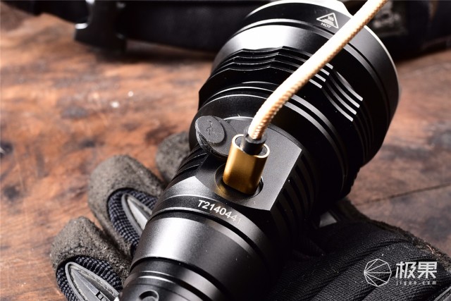 亮度堪比汽车大灯，防水长续航户外照明利器—务本T102强光手电筒评测