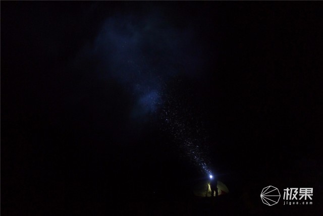 亮度堪比汽车大灯，防水长续航户外照明利器—务本T102强光手电筒评测