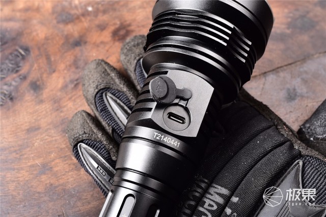 亮度堪比汽车大灯，防水长续航户外照明利器—务本T102强光手电筒评测