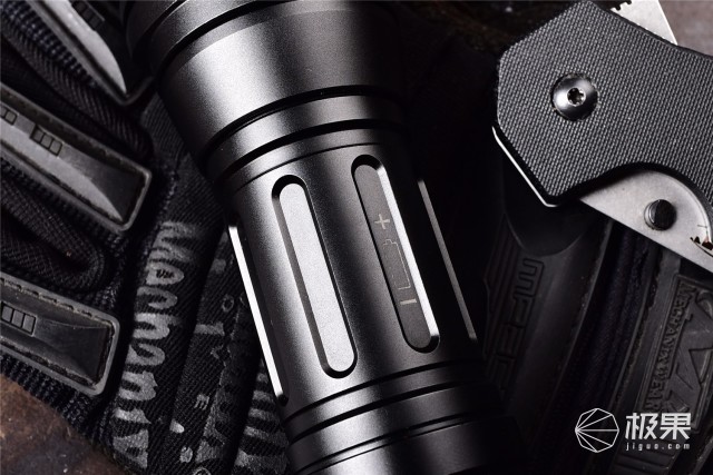 亮度堪比汽车大灯，防水长续航户外照明利器—务本T102强光手电筒评测