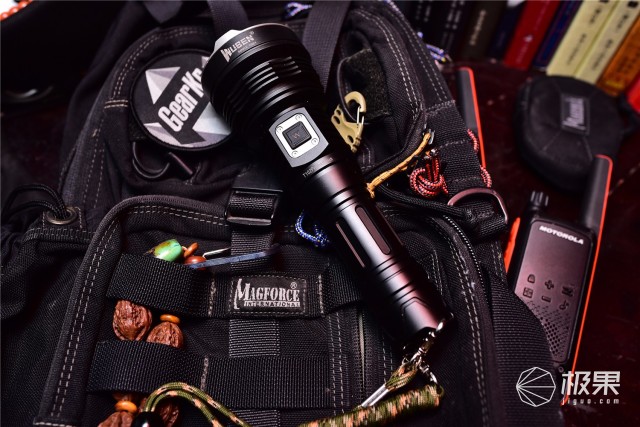 亮度堪比汽车大灯，防水长续航户外照明利器—务本T102强光手电筒评测