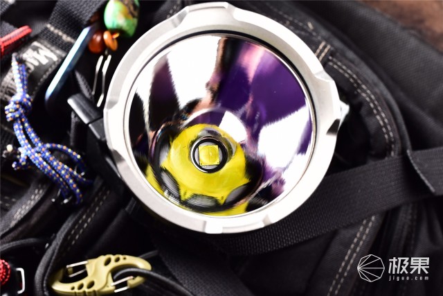 亮度堪比汽车大灯，防水长续航户外照明利器—务本T102强光手电筒评测